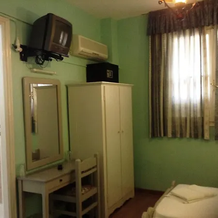 Hotel Haritos - Geothermal Hot Swimming Pool Mandraki (Nisyros)